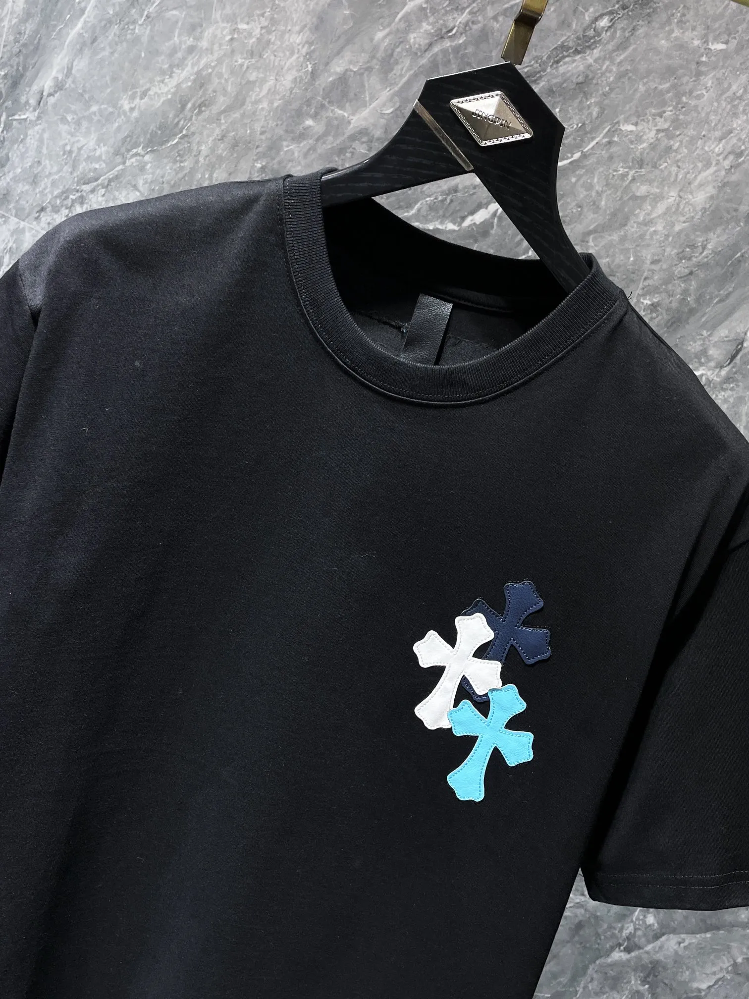 P164 New in summer Chrome Hearts 25ss 260g~270g High gram weight, environmentally friendly and high-quality top-grade fabric Chrome Hearts Heavy Industry color leather cross contrasting short sleeves Counter synchronization 1:1 replica version Recommended color: white black Size: S, M, L, XL